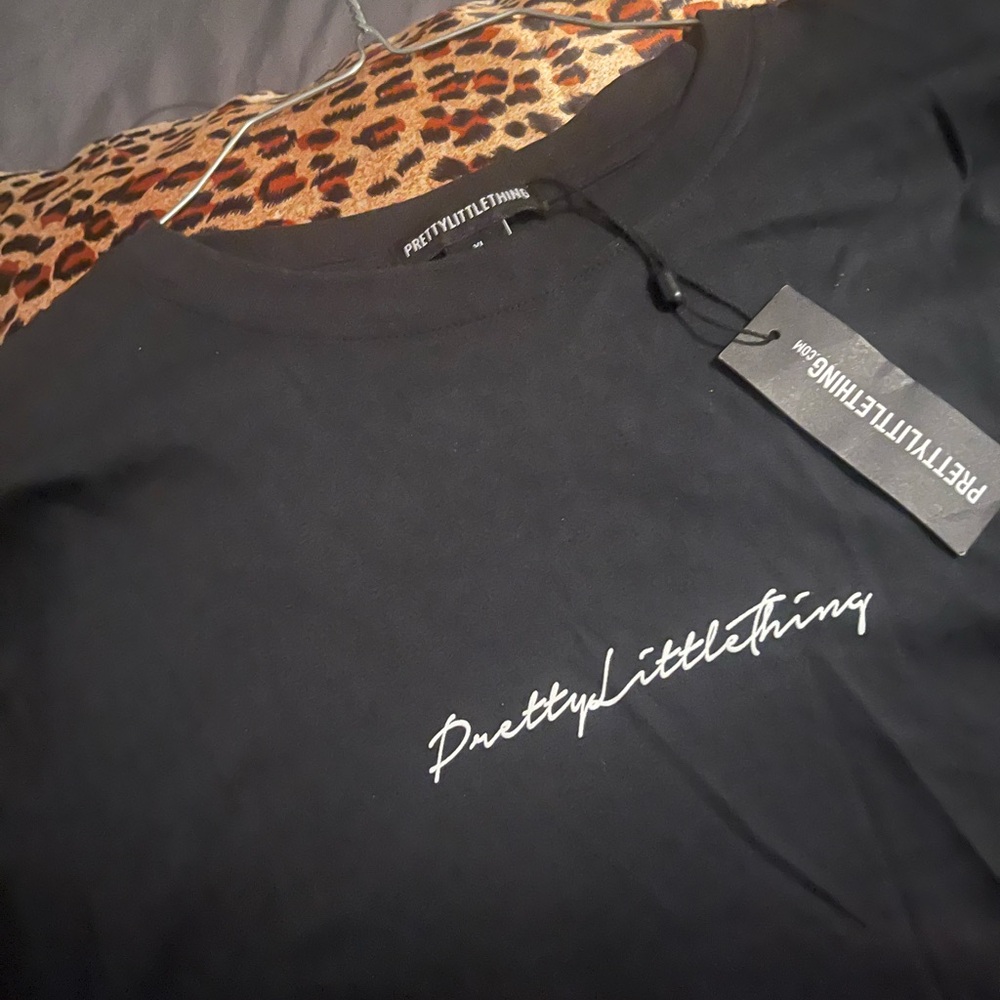 PrettyLittleThing Black Top cropped